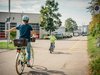 Deux élèves à vélo s’entraînent à tourner à gauche