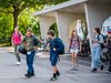 Des enfants se rendent dans leur classe après avoir attaché leur vélo
