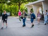 Des enfants se rendent dans leur classe après avoir attaché leur vélo