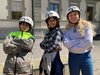 Trois enfants présentent fièrement leur casque de vélo