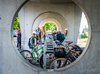 Des enfants attachent leur vélo au parc à vélos