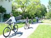 Un groupe d’enfants se rend à l’école à vélo