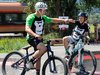 Deux enfants se tapent dans les mains après avoir terminé la pumptrack
