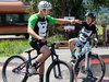Deux enfants se tapent dans les mains après avoir terminé la pumptrack