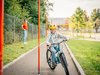 Un élève effectue un parcours d’adresse à vélo