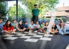 Un enseignant écoute un spécialiste avec sa classe