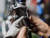 Un jeune nettoie son vélo avec un chiffon