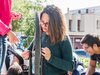 Une élève examine la roue de son vélo qu’elle est en train d’apprendre à réparer