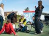Un groupe de jeunes franchit une étape du Défi Vélo