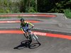 Un enfant roule sur la pumptrack