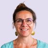 Portrait d’Anne Bernasconi. Elle sourit amicalement face à l’objectif et attend avec impatience les questions.