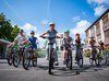 Un groupe d’écoliers se dirige à vélo vers le/la photographe