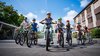 Un groupe d’écoliers se dirige à vélo vers le/la photographe