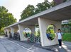 Un grand parc à vélos près d’une école