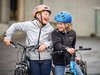 Deux enfants sont fiers d’avoir suivi le cours de conduite cycliste