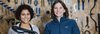 Deux jeunes filles et leur vélo dans l’atelier de réparation