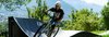 Une petite fille roule sur la pumptrack
