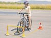 Un enfant sur une étape du parcours vélo