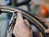 Un élève nettoie la roue de son vélo avec un chiffon
