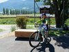 Un garçon se prépare à s’élancer sur son vélo