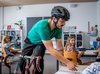 Un enseignant se tient devant sa classe et porte un casque de vélo pour illustrer le sujet