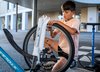 Un élève répare un vélo dans la cour de récréation