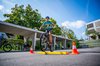 Un élève franchit un obstacle d’un parcours vélo
