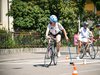 Plusieurs enfants font un slalom sur le parcours vélo