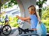 Une fillette met un casque de vélo…