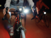 Un écolier roule à vélo en toute sécurité dans l’obscurité