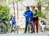 Un garçon se tient prêt à s’élancer sur le parcours avec son vélo