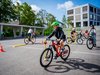 es enfants circulent sur un parcours vélo  dans l’enceinte de l’école