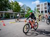 es enfants circulent sur un parcours vélo  dans l’enceinte de l’école