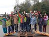 Un groupe d’enfants sourient sur une plateforme